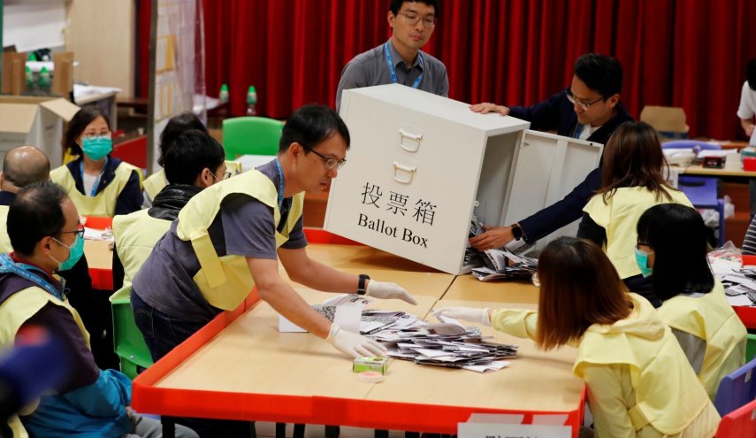 الاستطلاعات ترجح فوز خصوم بكين في انتخابات هونغ كونغ