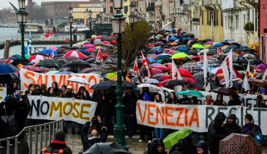 هزاران معترض در ونیز خواستار استعفای شهردار شدند
