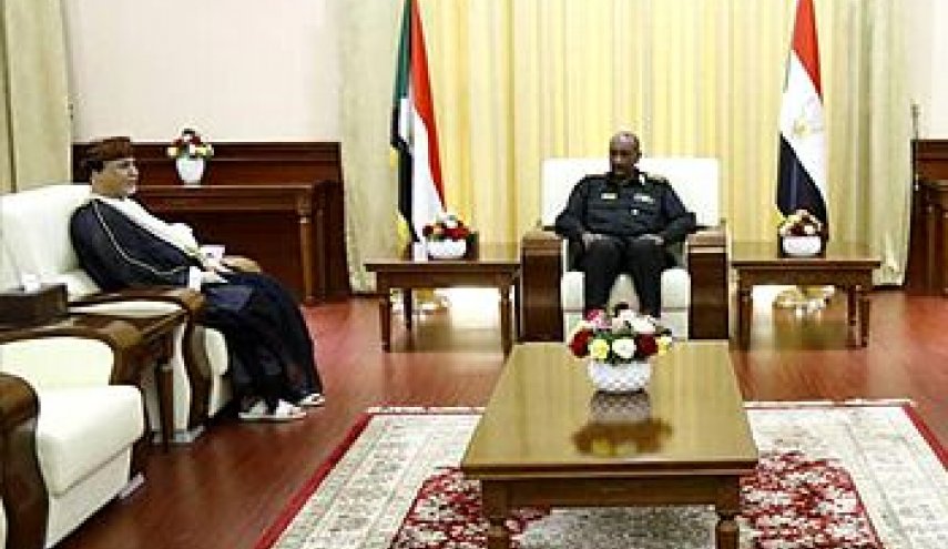 السيادة السوداني يمنح سفير سلطنة عمان وسام النيلين