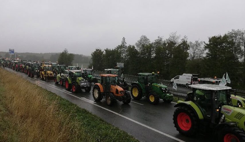  ترافیک ۳۳۵ کیلومتری تراکتورها در فرانسه/ جولان کشاورزان معترض فرانسوی به سیاست‌های دولت مکرون