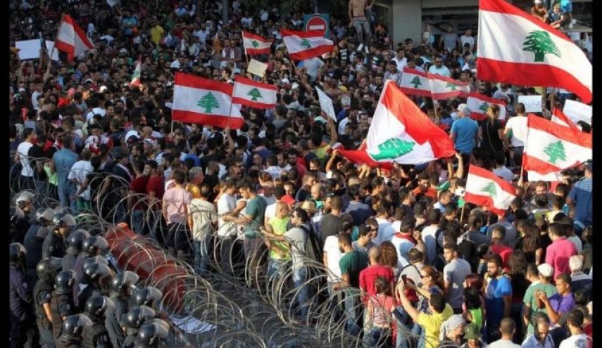 لبنانيون يغلقون مؤسسات حكومية احتجاجاً على الوضع الإقتصادي