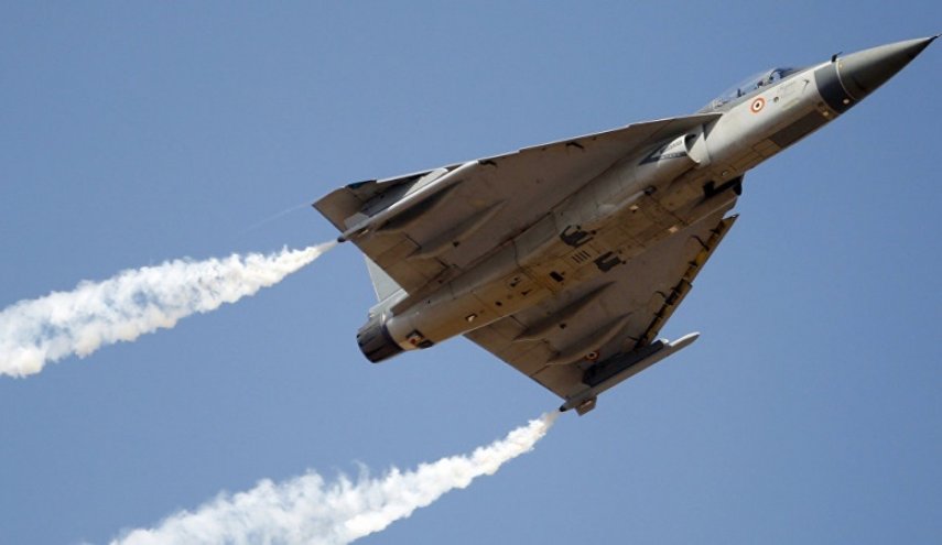 الهند تختبر مقاتلة حربية بصواريخ إسرائيلية
