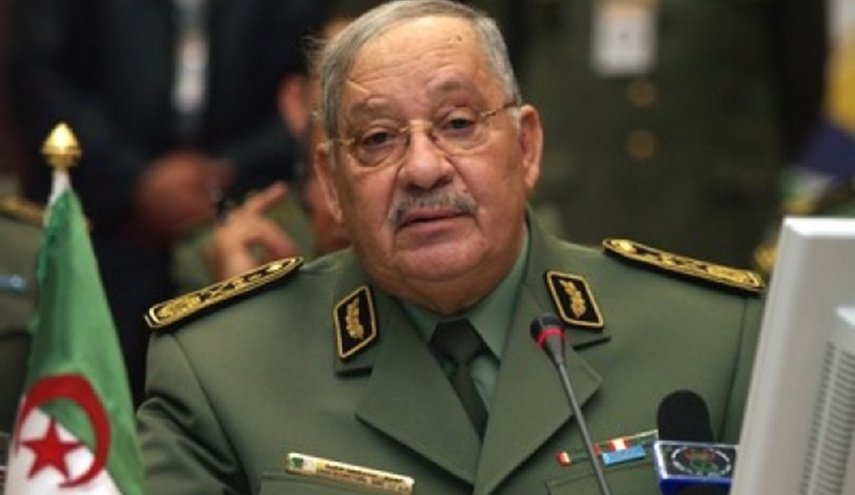 مرشحو الانتخابات الرئاسية في الجزائر يقدمون التعازي لقائد الجيش

