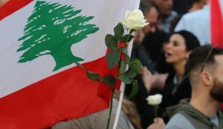 چهل‌وششمین روز تظاهرات لبنان، زنان با گُل به میدان آمدند