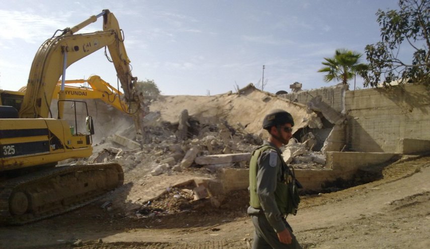 الاحتلال يخلي منزلا لعائلة فلسطينية بالخليل 