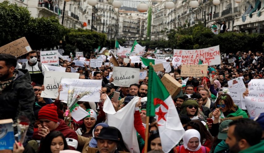 بالفيديو.. الانتخابات الرئاسية في الجزائر بين الرفض والتأييد