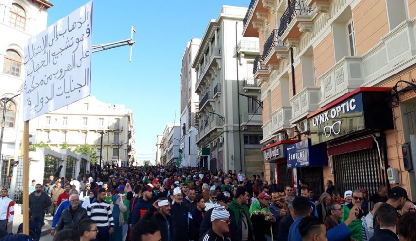 تظاهرات ضخمة في الجزائر قبيل الانتخابات الرئاسية