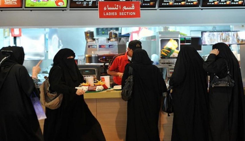 السعودية تلغي شرط خاص بدخول الرجال والنساء للمطاعم