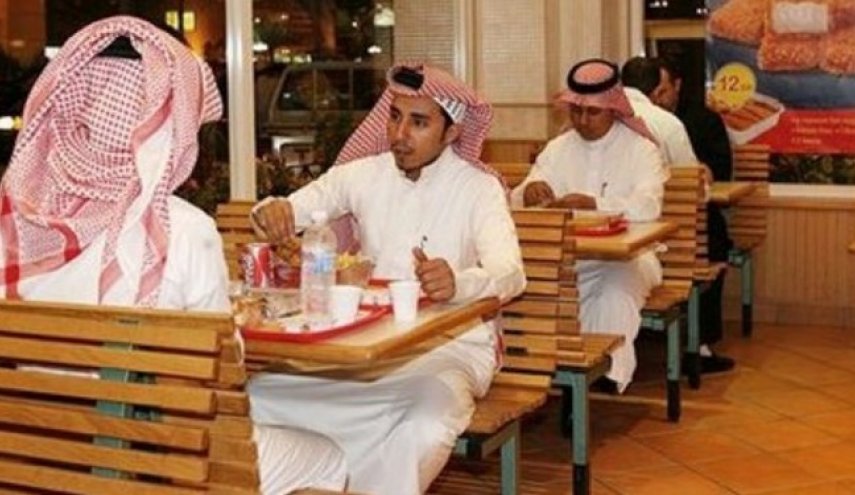 اصلاحات جدید بن سلمان؛ زنان و مردان می‌توانند از یک در وارد رستوران‌ها شوند
