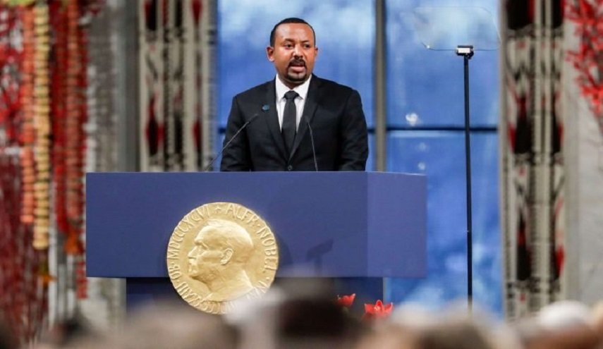 بالصور.. رئيس وزراء إثيوبيا يتسلم جائزة نوبل للسلام في أوسلو 
