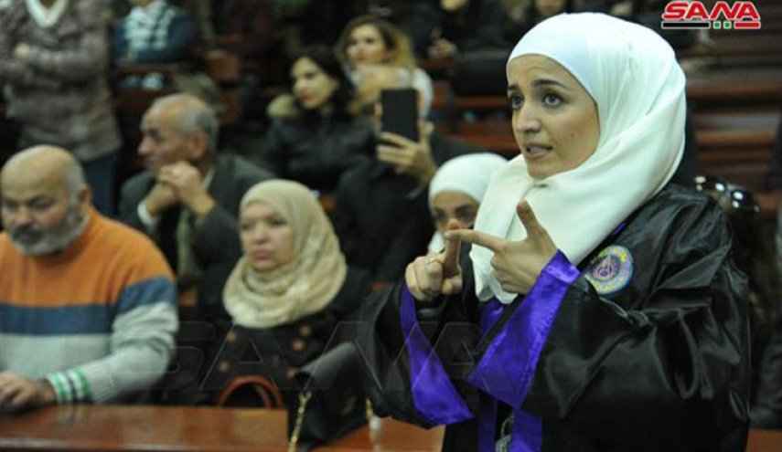 طالبة سوریة تتحدى الإعاقة وتناقش رسالة ماجستير بلغة الإشارة