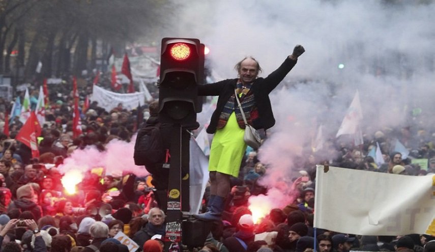 رئيس الوزراء الفرنسي يدعو إلی إنهاء الإضراب العام في البلاد
