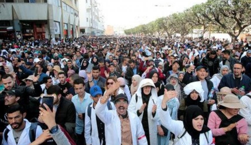 معلمون مغاربة يدعون للتصعيد بعد تفريق اعتصامهم بالقوة