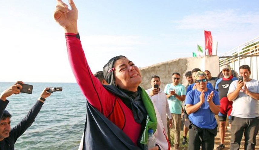 دختر ایرانی رکورد جهانی شنا با دست بسته را شکست