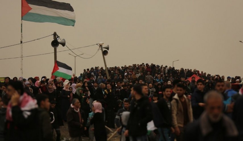 الآلاف يشاركون في مسيرات العودة وكسر الحصار في غزة