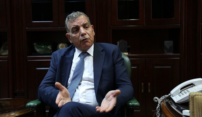 وزير الصحة الأردني يدعو مواطنيه للتوقف عن تقبيل الآخر