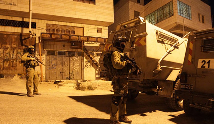 مداهمات واعتقالات في مناطق متفرقة بالضفة