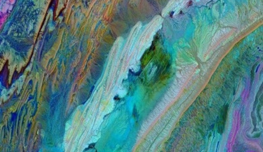 صورة فضائية مليئة بالألوان الزاهية لجبال أطلس في المغرب