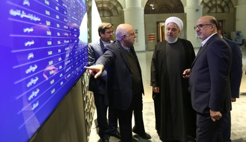 الرئيس روحاني يتفقد معرض منجزات الصناعات البتروكيمياوية