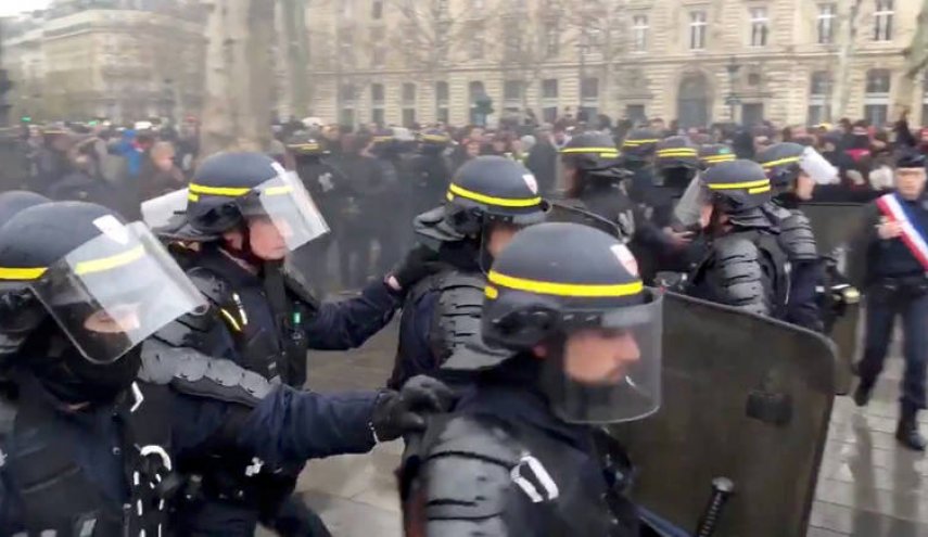 فرنسا تحشد 100 ألف رجل أمن عشية العام الجديد
