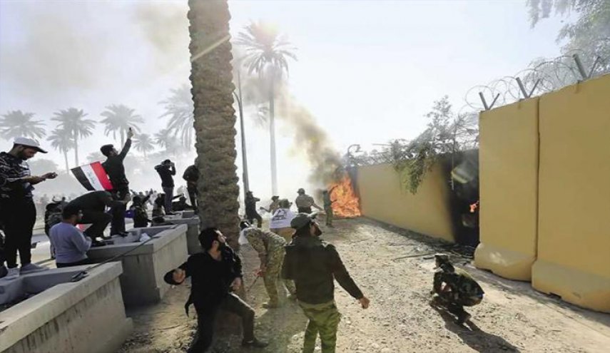 اضرام نار بالسفارة والمارينز يهدد واصابات بين المحتجين