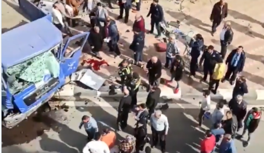 مصرع وإصابة 5 أشخاص إثر سقوط سيارة من أعلى الجسر في مصر