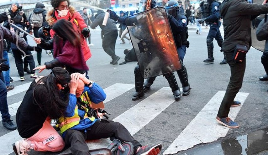 حمله پلیس فرانسه به معترضان پاریس با گاز اشک‌آور
