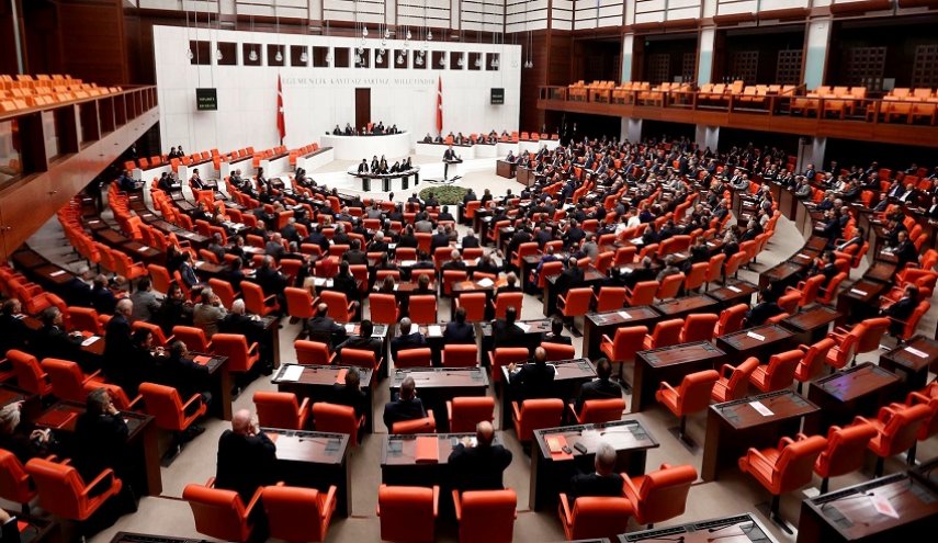 تركيا تقر قانونا يقيد نقابات المحامين