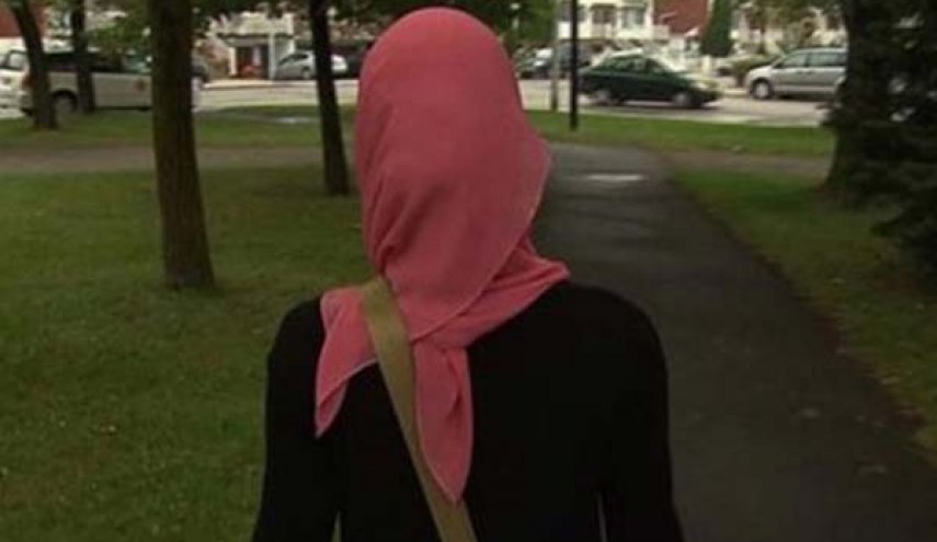 أمريكية تعتدي بوحشية على طالبة سعودية وتنزع حجابها
