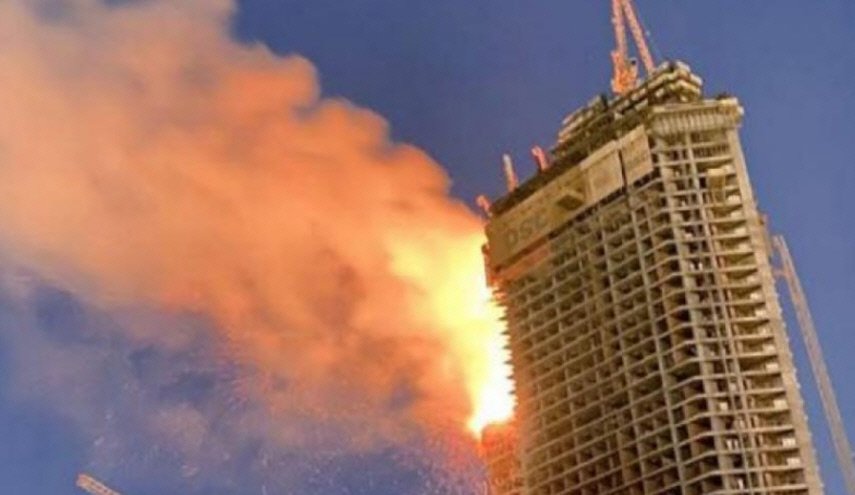 شاهد بالصور.. اندلاع حريق هائل في أحد أبراج جدة