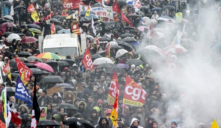 ادامه تظاهرات علیه سیاستهای ماکرون در فرانسه