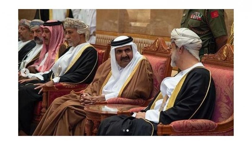 أمير قطر السابق يعزي سلطان عمان بوفاة السلطان قابوس 