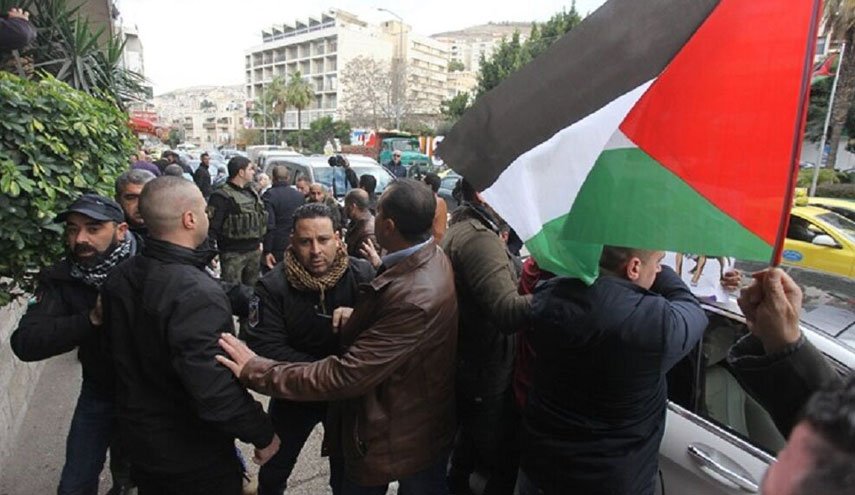 اعتراض فلسطینی های ساکن نابلس به حضور کنسول انگلیس در این شهر/ فلسطینیان خواستار عذرخواهی انگلیس برای اعلامیه بالفور شدند