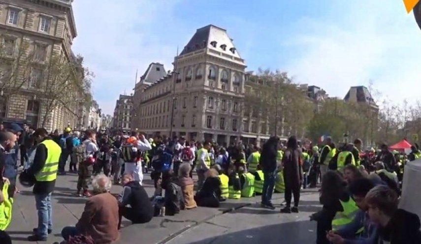 معترضان فرانسوی با فریادهای اعتراضی ماکرون را هو کردند