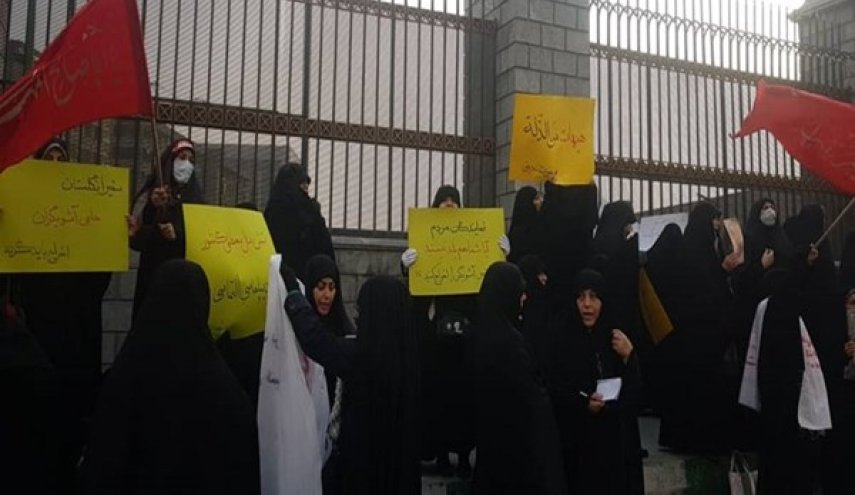 تجمع امام البرلمان الايراني..هذا ما طلبه المتجمعون+صور  