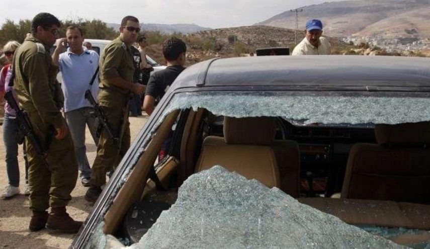 مستوطنون يهاجمون سيارة فلسطينية شرق الخليل