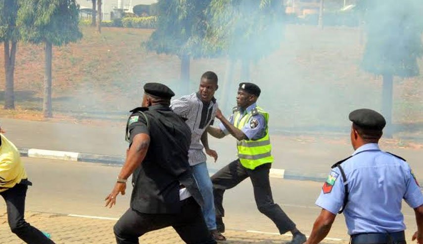 حمله پلیس نیجریه به حامیان شیخ زکزاکی/ یک شهروند نیجریه ای جان باخت