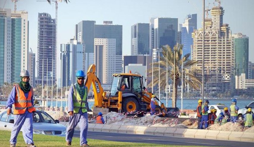 'رايتس ووتش' تعلّق على إلغاء تصاريح خروج العمال بقطر