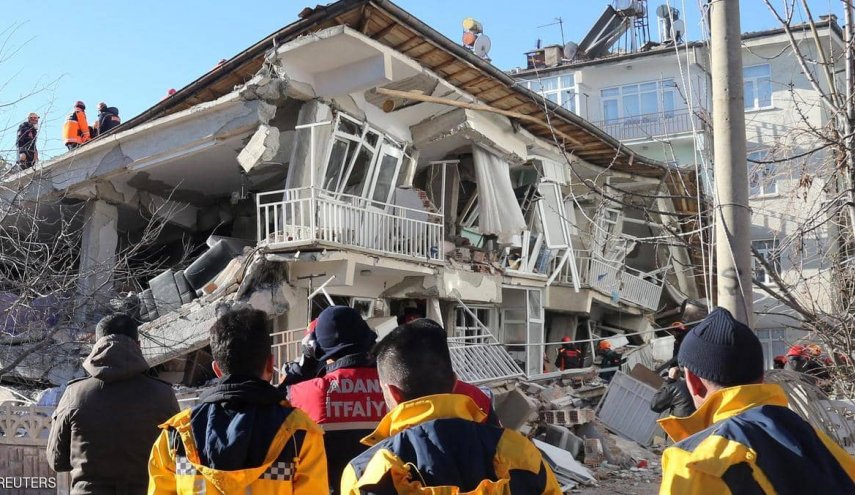 قصة إنقاذ سيدة تركية قضت 19 ساعة تحت أنقاض الزلزال+صور