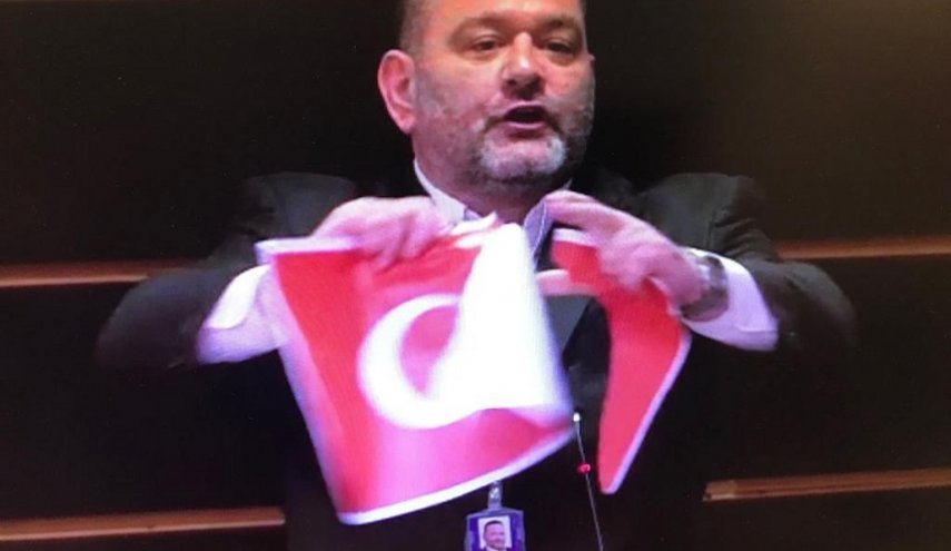 كيف ردت تركيا على تمزيق علمها داخل البرلمان الأوروبي
