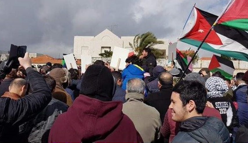 تظاهرات علیه «معامله قرن» در برابر سفارت آمریکا در لبنان