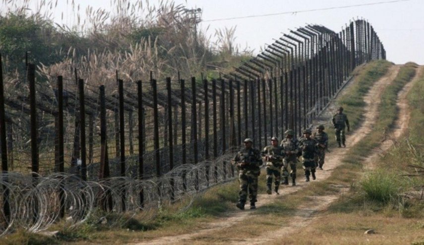 هبوط اضطراري لمروحية عسكرية هندية على الحدود مع كشمير