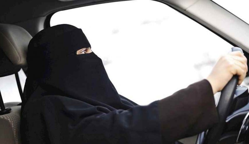 سعودية تواجه كارثة أثناء تعلمها قيادة السيارة