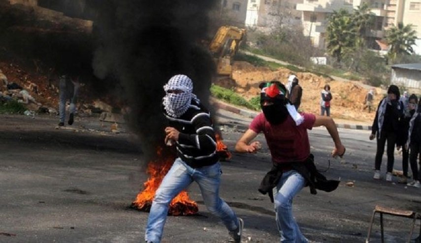 إصابة عدد من الفلسطينيین بقمع قوات الاحتلال في مسيرات بالضفة الغربية 