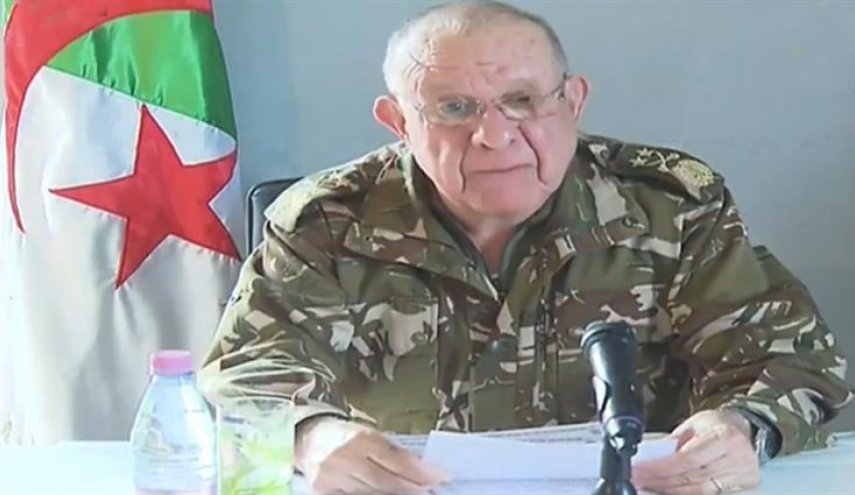 قائد الجيش الجزائري يتوعد الإرهابيين برد قوي وحاسم

