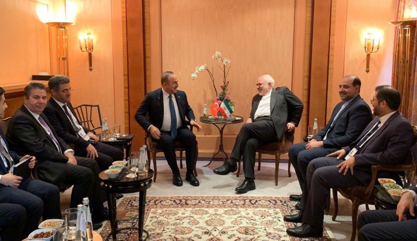 ظريف واوغلو يبحثان العلاقات الثنائية وتطورات سوريا