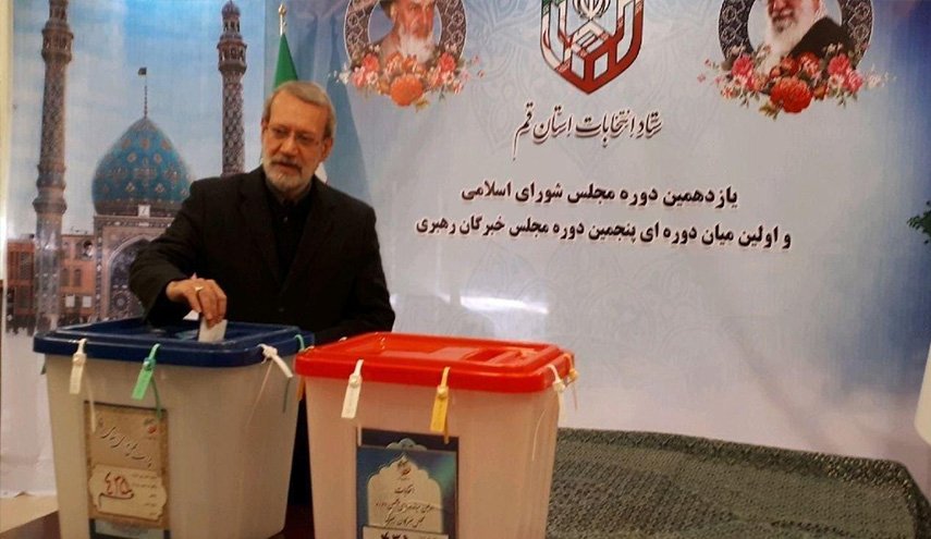 رئيس البرلمان الإيراني يدلي بصوته الانتخابي