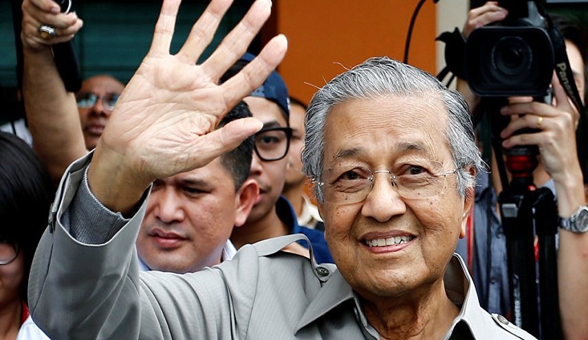 ملك ماليزيا يكلف 'مهاتير' بتصريف الأعمال لحين تعيين رئيسا جديدا 