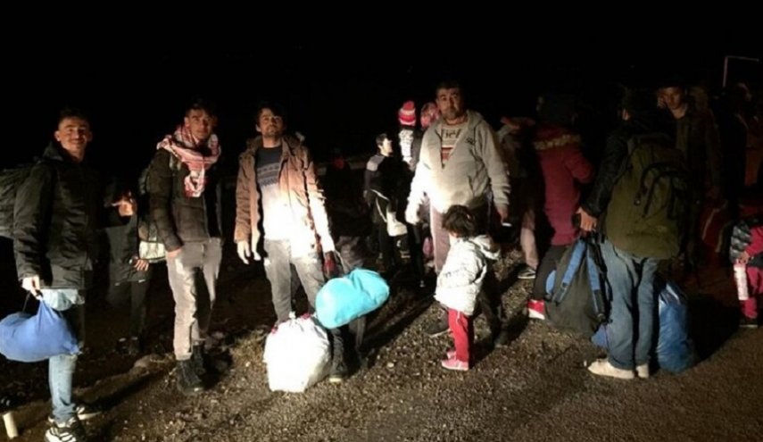 مهاجرون يتدفقون برا وبحرا باتجاه أوروبا