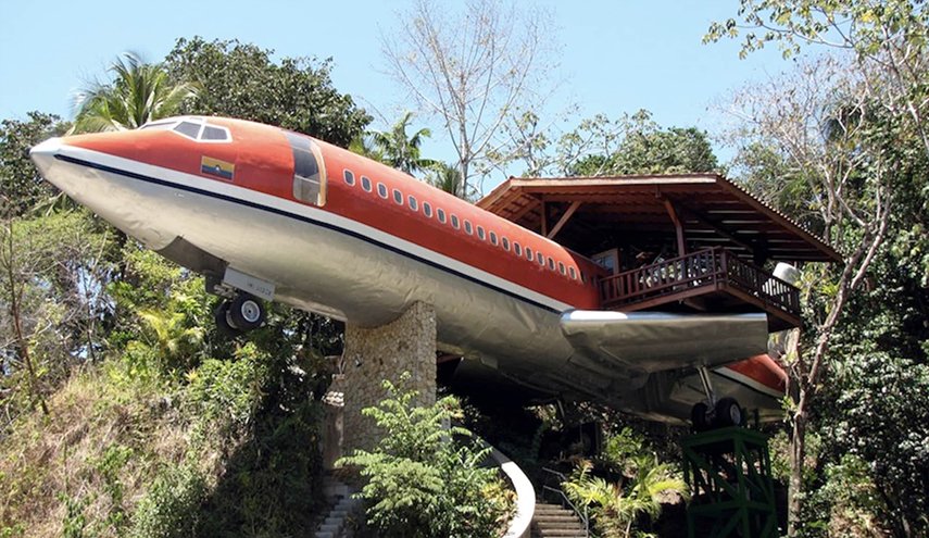 اشترى طائرة بوينغ  727 وحولها الى منزل شخصي وسط غابة